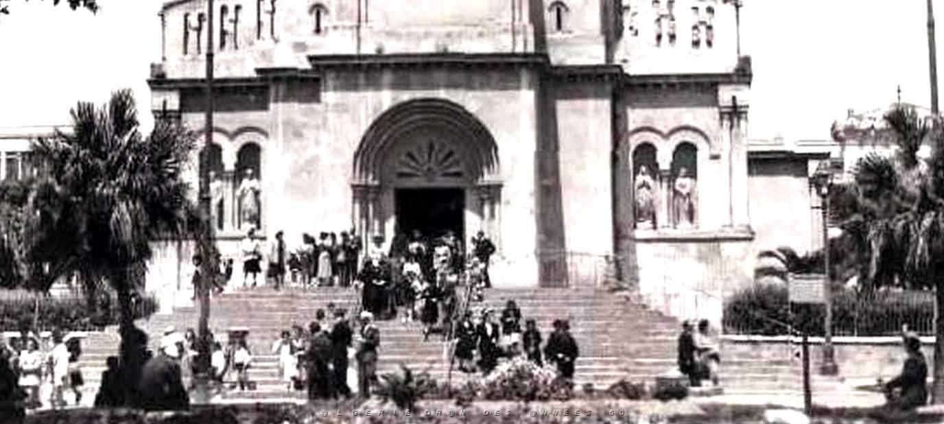 601- Bone - Sortie de l'eglise2.jpg
